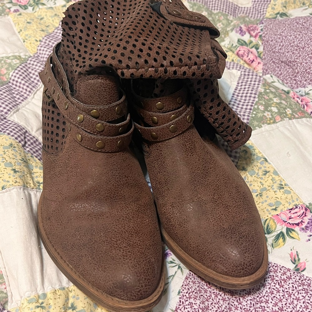Stylish Brown Ankle Boots with Cutout Design